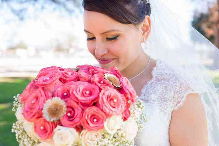 Find wedding flowers and bouquets